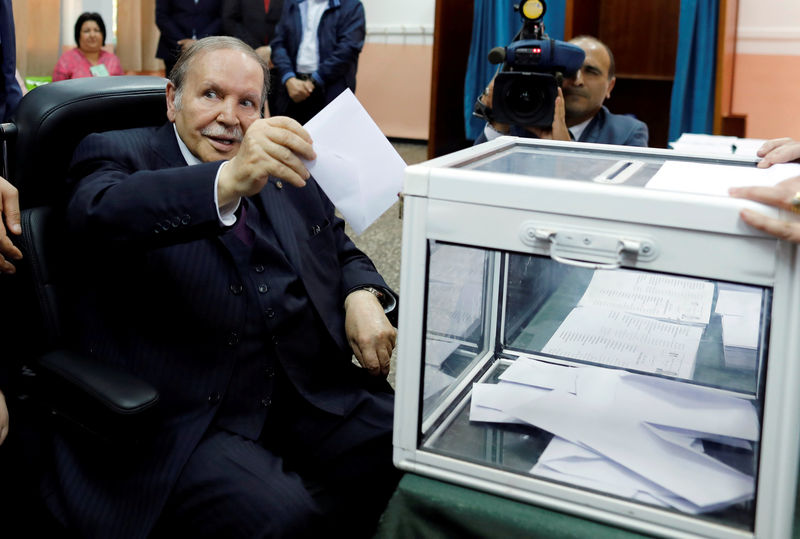 © Reuters. FILE PHOTO: Algeria's President Abdelaziz Bouteflika casts his ballot during the parliamentary election in Algiers