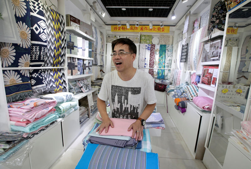 © Reuters. Vendor Zhao Baoxin speaks during a street interview on U.S.-China trade war in Beijing