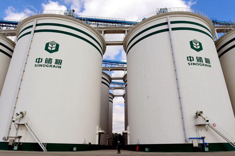 © Reuters. Storage facilities of China's state grain stockpiler Sinograin are pictured in Shenyang