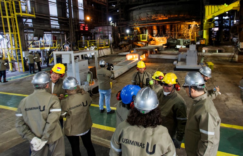 © Reuters. Jornalistas visitam no alto-forno da siderúrgica Usiminas após um longo fechamento, em Ipatinga