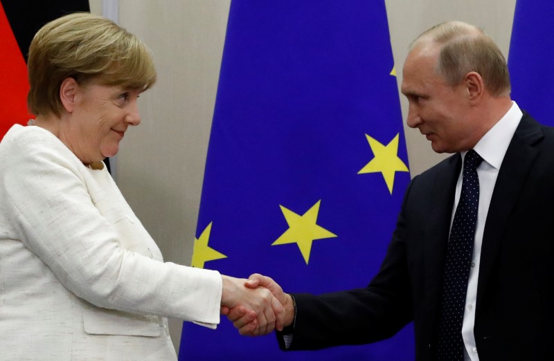 © Reuters. متحدث ألماني: ميركل تستضيف بوتين يوم السبت لبحث قضايا سوريا وأوكرانيا