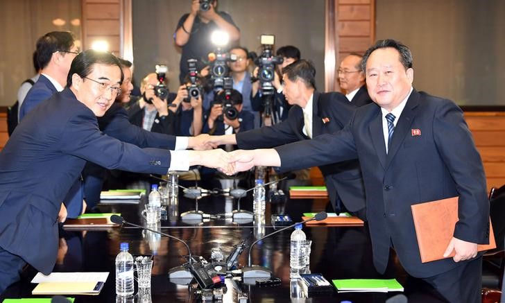 © Reuters. Ministro da Unificação sul-coreano, Cho Myoung, e seu correspondente norte-coreano, Ri Son Gwon, durante encontro em Panmunjom