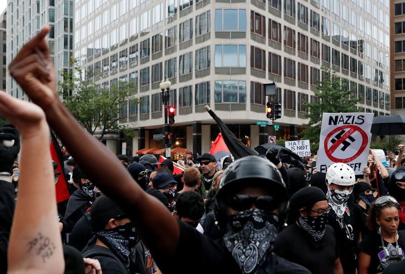 © Reuters. Manifestantes contrários a uma marcha de nacionalistas brancos durante protesto em Washington