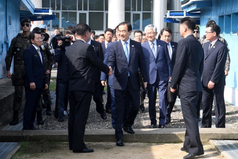 © Reuters. Ministro da Unificação da Coreia do Sul, Cho Myoung, cruza fronteira para encontro com seu correspondente na Coreia do Norte, Ri Son Gwon, em vilarejo de Panmunjom