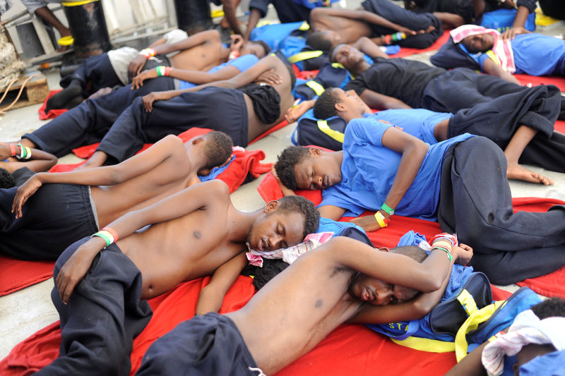 © Reuters. Imigrantes a bordo do navio de resgate MV Aquarius após serem resgatados no mar Mediterrâneo