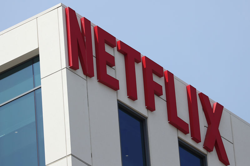 © Reuters. The Netflix logo is seen on their office in Hollywood, Los Angeles