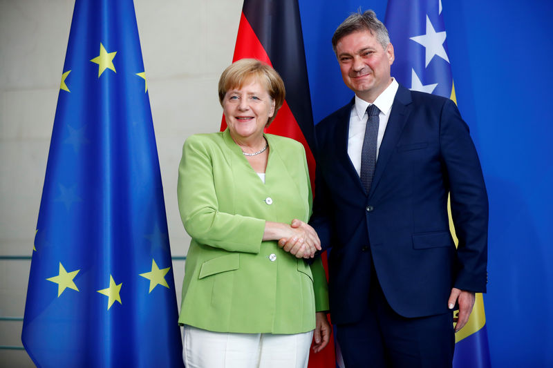 © Reuters. German Chancellor Merkel shakes hands with Bosnia-Herzegovina's PM Zvizdic at the chancellery in Berlin