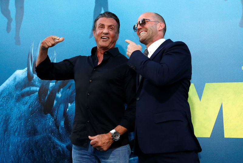 © Reuters. Atores Jason Statham e ator Sylvester Stallone posam na pré-estreia de "Megatubarão" em Los Angeles