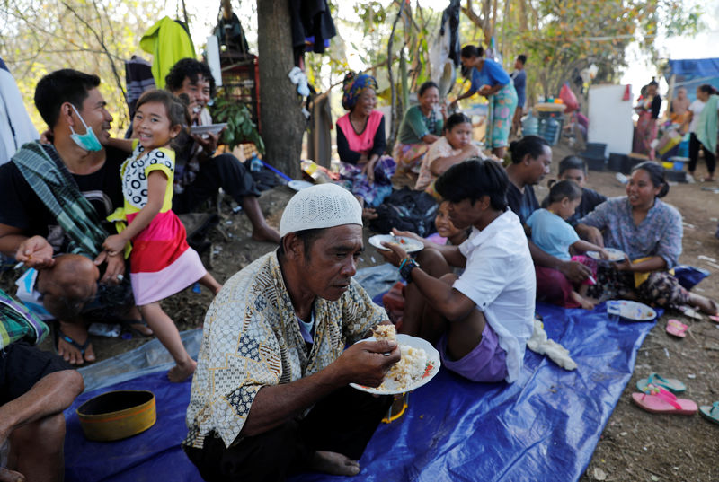 © Reuters. ارتفاع عدد القتلى زلزال إندونيسيا إلى أكثر من 400 شخص