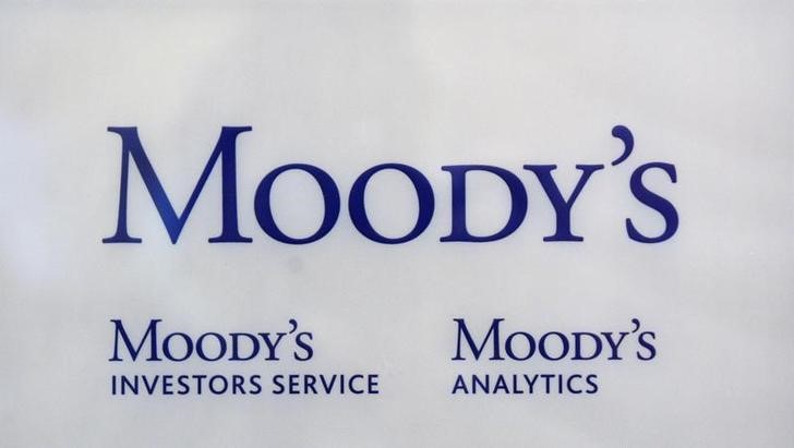 © Reuters. FILE PHOTO:  The logo of credit rating agency Moody's Investor Services is seen outside the office in Paris