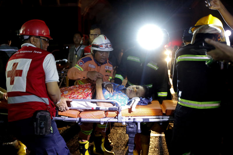 © Reuters. حريق بأحد مستشفيات ميانمار وإجلاء المرضى على محفات