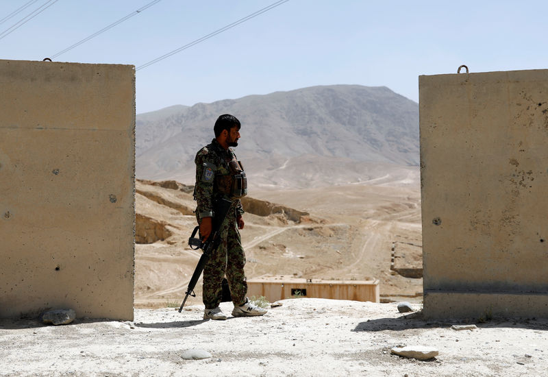 © Reuters. Soldado afegão em posto de checagem em Ghazni