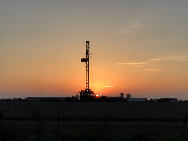 © Reuters. FILE PHOTO: A drilling oil rig seen near Midland Texas