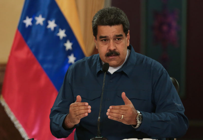 © Reuters. Venezuela's President Nicolas Maduro speaks during a meeting with ministers at the Miraflores Palace in Caracas