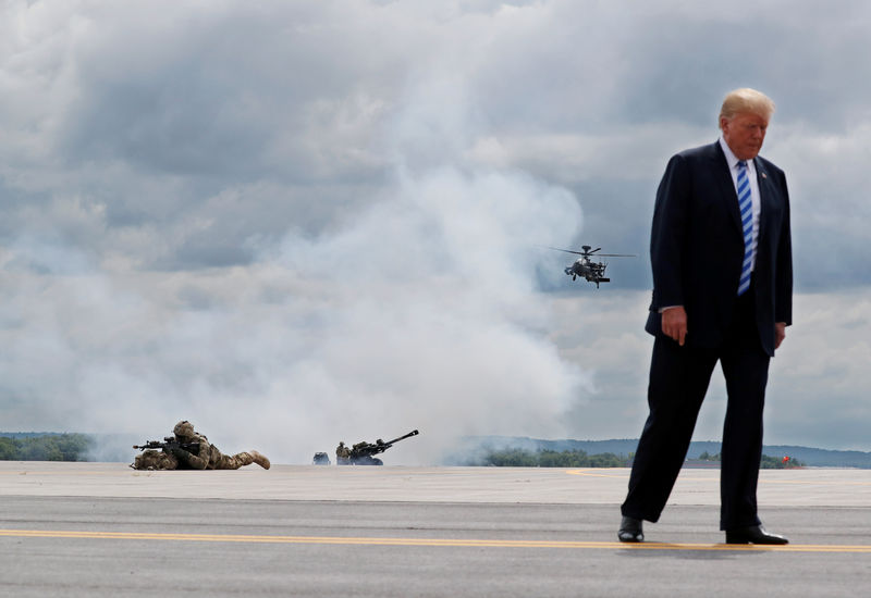 © Reuters. U.S. President Trump observes a demonstration with troops, an attack helicopter and artillery as he visits Fort Drum, New York