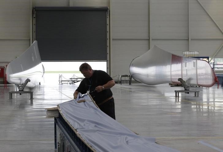 © Reuters. Engineer works at the Nordex wind turbine factory hall in Rostock