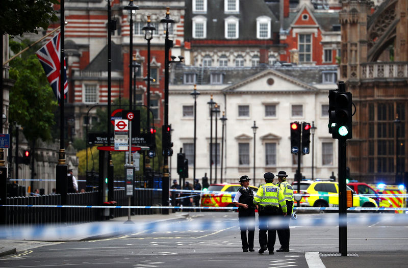 © Reuters. La polizia oggi davanti al Parlamento a Londra