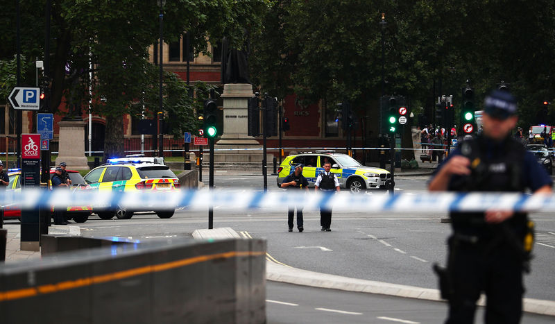 © Reuters. Varios heridos tras estrellarse un coche contra barrera del Parlamento británico