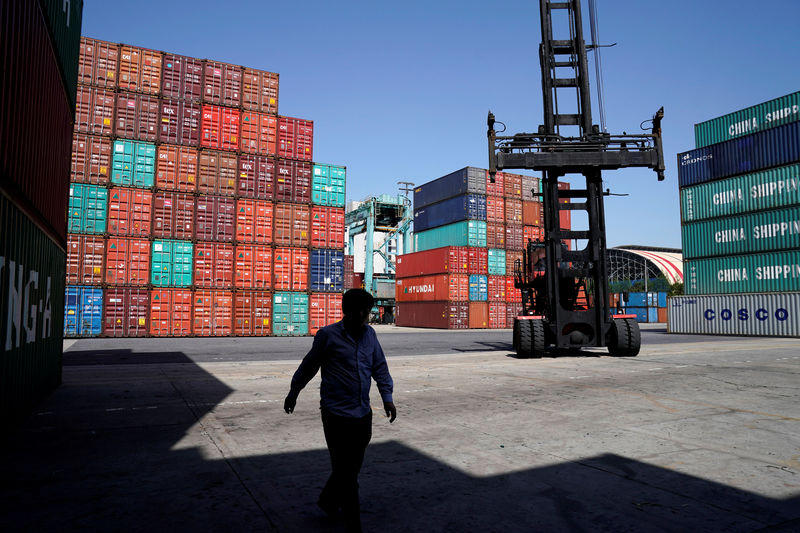 © Reuters. FILE PHOTO - Shipping containers are seen at the port in Shanghai