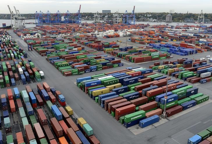 © Reuters. Containers are seen at the container terminal "Burchardkai" of the Hamburger Hafen und Logistik AG  in the harbour of Hamburg