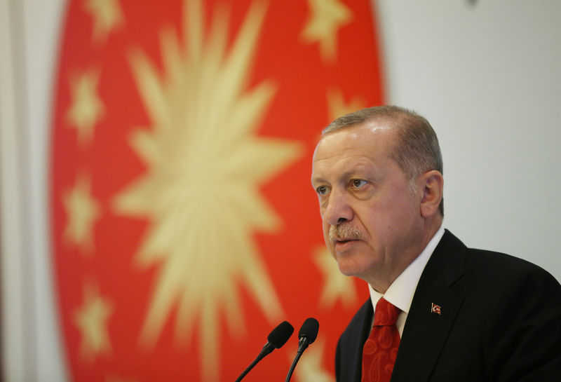 © Reuters. Turkish President Erdogan addresses businessmen in Trabzon