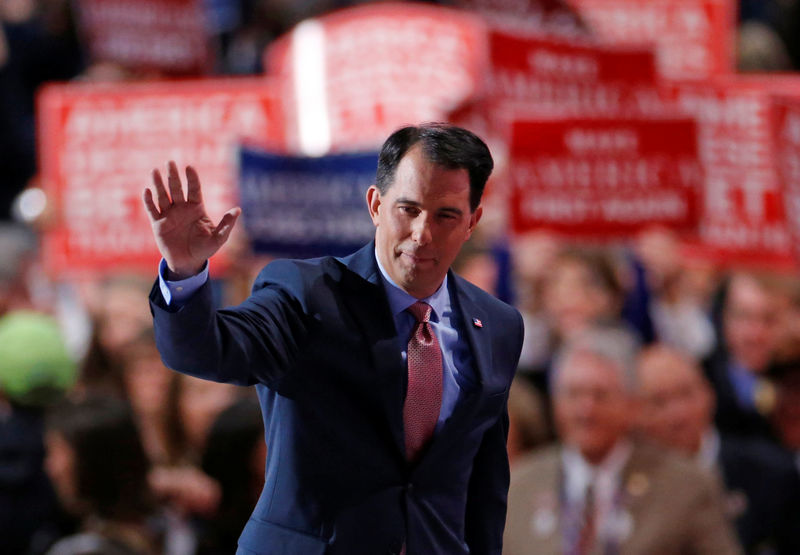 © Reuters. FILE PHOTO: Wisconsin Governor Walker waves after speaking during the third day of the Republican National Convention in Cleveland