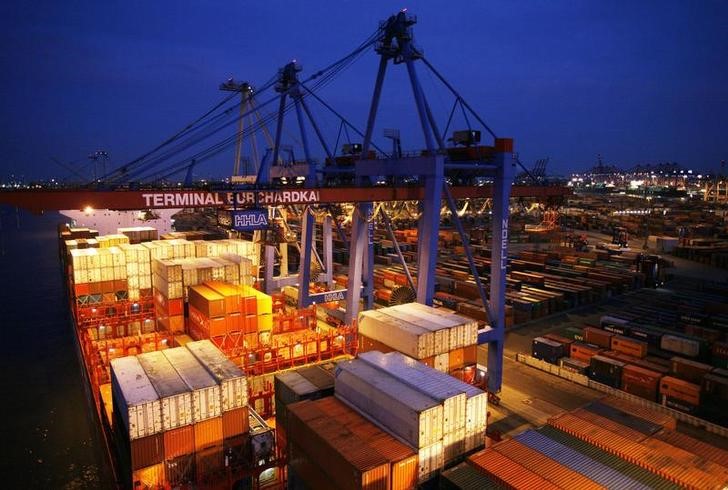 © Reuters. General view taken from a container bridge shows the Container Terminal Burchardkai at Hamburg harbour in this January 14, 2008 file photo.