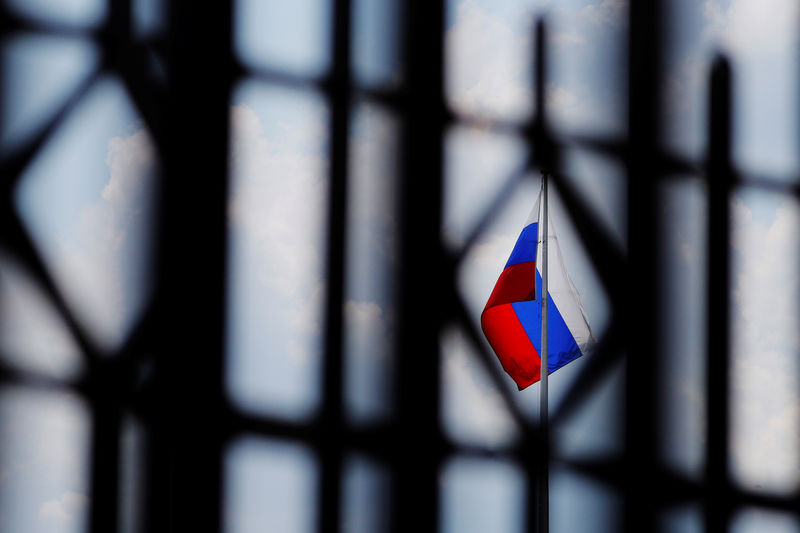 © Reuters. Флаг РФ на территории российского посольства в Вашингтоне