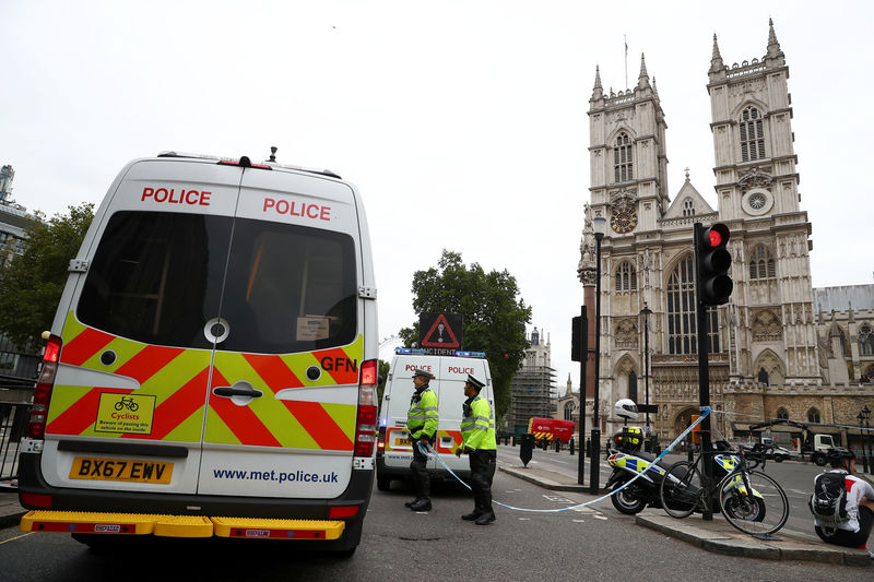 © Reuters. Policiais isolam local onde carro atropelou pedestres do lado de fora do Parlamento britânico, em Londres