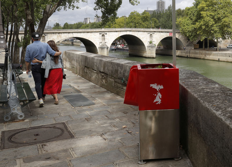 © Reuters. استياء في باريس بسبب مبولة عامة صديقة للبيئة لكنها مكشوفة
