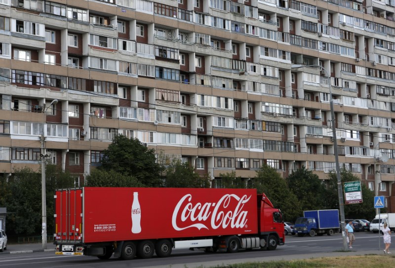© Reuters. A truck transports bottles from the Coca-Cola company on the outskirts of Moscow