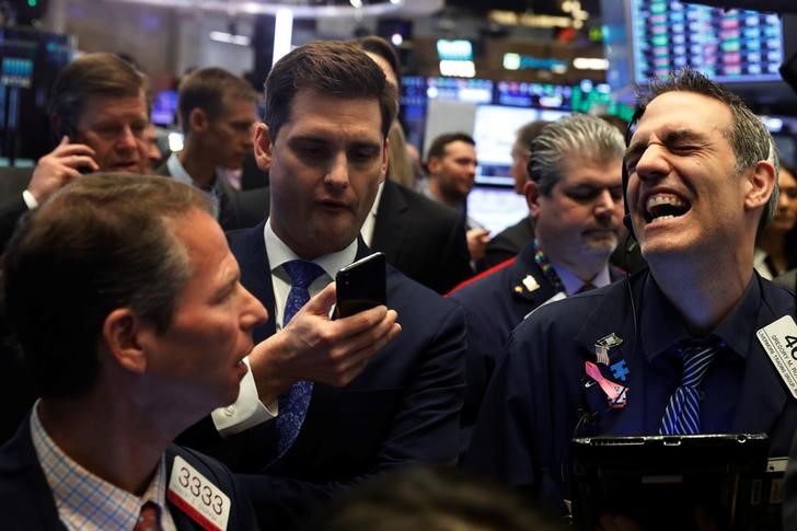 © Reuters. Traders on the floor of the New York Stock Exchange in New York, U.S., April 3, 2018.