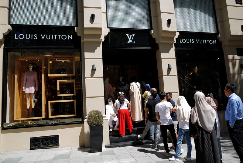 © Reuters. Tourists line up to enter at a Louis Vuitton store in Istanbul