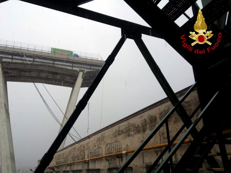 © Reuters. Ponte que desabou em Gênova, em foto divulgada pelos bombeiros italianos