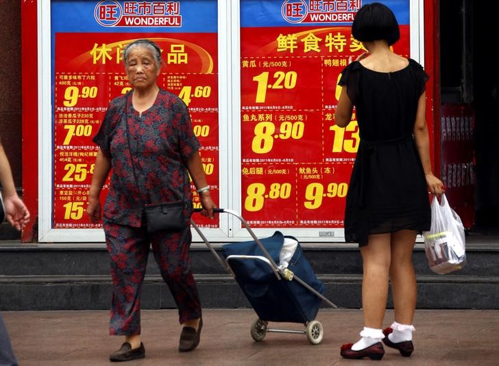© Reuters. Consumidoras fazem compras em shopping em Pequim, na China
