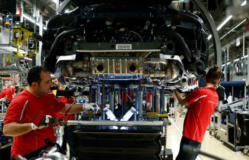 © Reuters. Funcionários trabalham em fábrica automobilística em Stuttgart-Zuffenhausen, na Alemanha