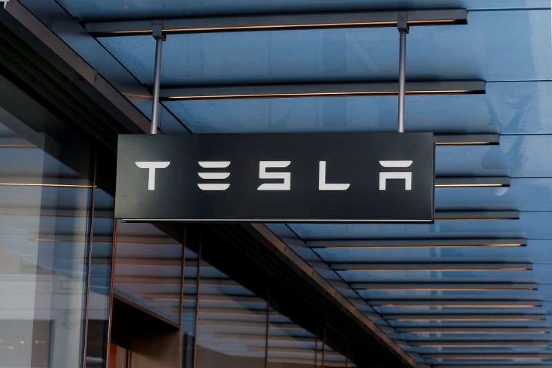 © Reuters. Логотип Tesla Motors в автосалоне в Нью-Йорке