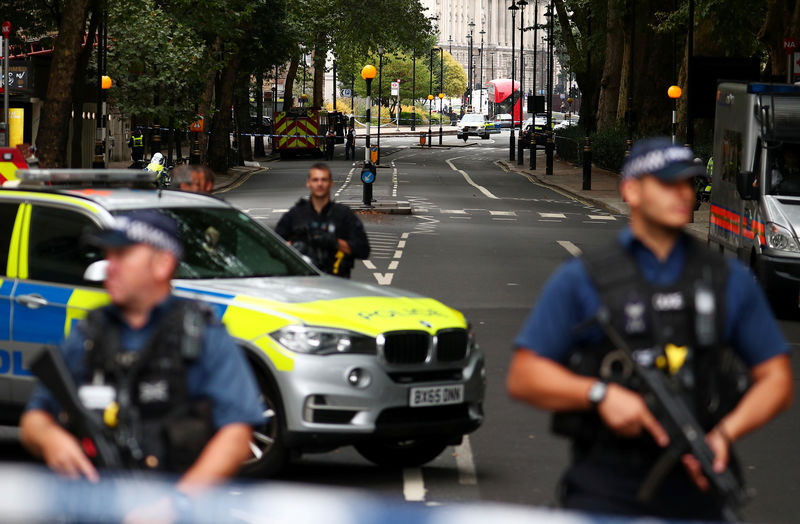 © Reuters. Policiais nos arredores do Parlamento britânico