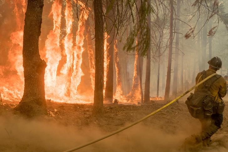 © Reuters. Bombeiro combate chamas de incêndio na Califórnia