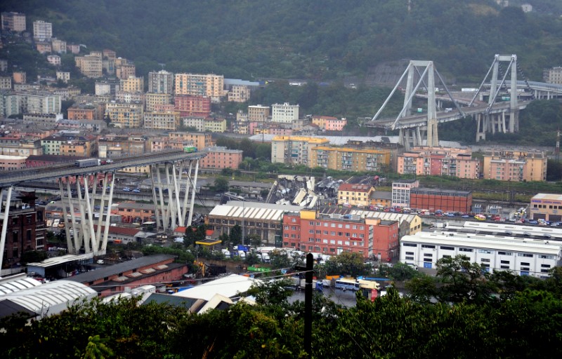 © Reuters. انهيار جسر للسيارات فوق مدينة جنوة الإيطالية