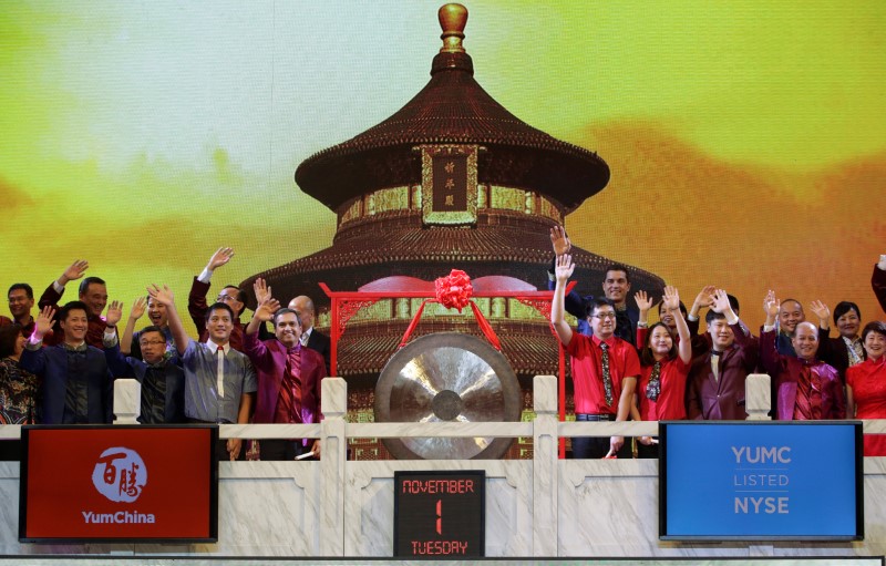 © Reuters. People celebrate Yum China listing on the NYSE in Shanghai