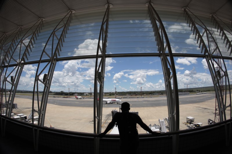 © Reuters. Homem olha para fora de uma área do Aeroporto Internacional de Brasília Presidente Kubitschek