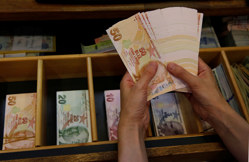 © Reuters. A money changer counts Turkish lira banknotes at a currency exchange office in Istanbul