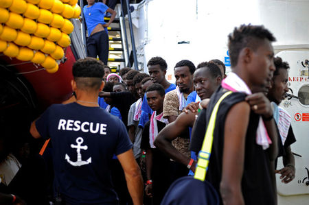 © Reuters. Migranti a bordo dell'Aquarius