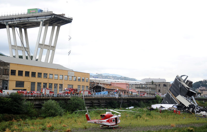 © Reuters. Equipes de resgate trabalham em local de desabamento de ponte em cidade italiana de Gênova