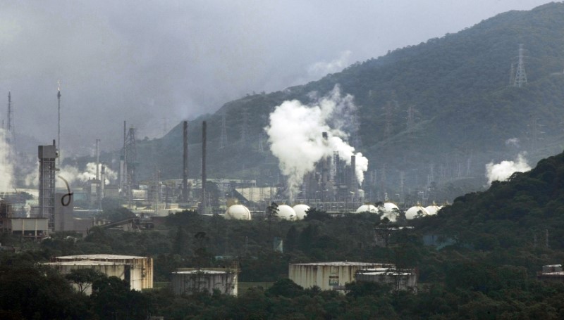 © Reuters. Nuvens de fumaça saem de chaminés de indústrias petroquímicas em área industrial de Cubatão