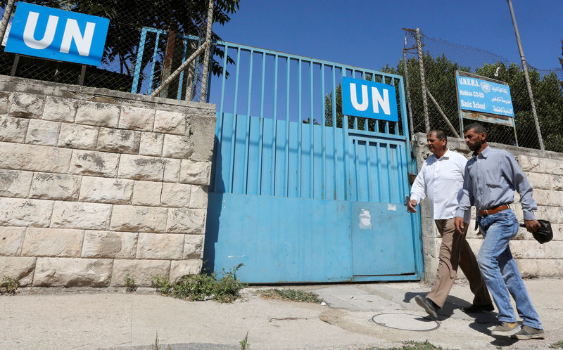 © Reuters. الفلسطينيون يخشون عدم فتح الأمم المتحدة المدارس في موعدها