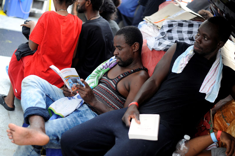 © Reuters. Imigrantes a bordo do Aquarius no Mar Mediterrâneo