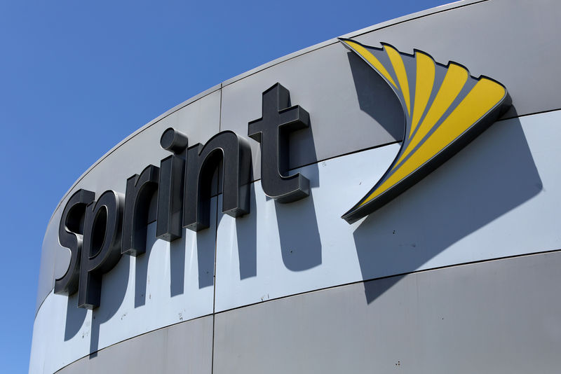 © Reuters. FILE PHOTO: Sprint store sign is shown in El Cajon, California