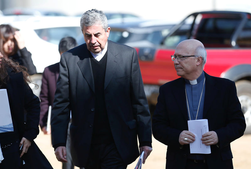 © Reuters. Representantes da Conferência Episcopal chegam para entrevista em Punta de Tralca